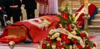 Vittorio Emanuele di Savoia, funerali in Duomo a Torino: il feretro accompagnato dal figlio