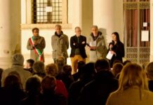 Commemorazione Navalny: iniziativa bipartisan dei Civici con Possamai. Minuto di silenzio anche con i manifestanti per Assange e la pace Da destra verso sinistra Ghiotto, Zaramella, Bardin, Sorrentino e Possamai in Piazza Matteotti alla commemorazione per Alexei Navalny (foto di Maurizio Morelli per ViPiu.it)