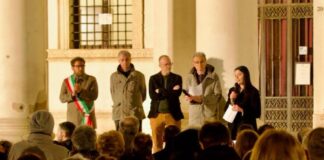 Commemorazione Navalny: iniziativa bipartisan dei Civici con Possamai. Minuto di silenzio anche con i manifestanti per Assange e la pace Da destra verso sinistra Ghiotto, Zaramella, Bardin, Sorrentino e Possamai in Piazza Matteotti alla commemorazione per Alexei Navalny (foto di Maurizio Morelli per ViPiu.it)