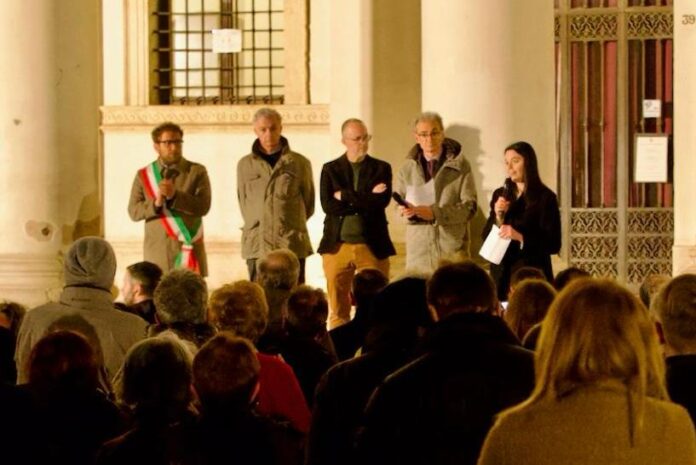 Da destra verso sinistra Ghiotto, Zaramella, Bardin, Sorrentino e Possamai in Piazza Matteotti alla commemorazione per Alexei Navalny (foto di Maurizio Morelli per ViPiu.it)