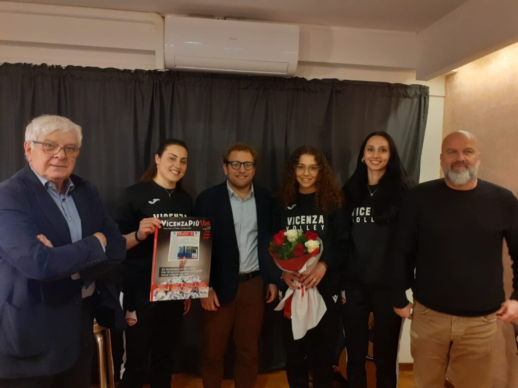 Il sindaco Possamai con il direttore di VicenzaPiù, Coviello, e la rappresentanza del Vicenza Volley col presidente Ostuzzi