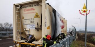 Dueville, camion carico di semola in fiamme sulla A31: nessun ferito camion in fiamme