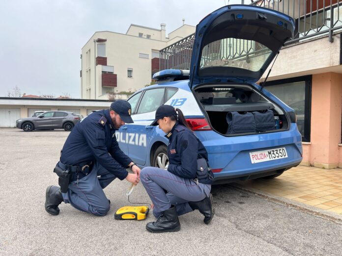 Grazie al defibrillatore gli agenti della Polizia di Stato di Bassano hanno salvato un camionista colpito da infarto