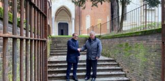Il giardino della chiesa di Santa Corona si può visitare e ospiterà eventi il sindaco Giacomo Possamai e Don Giampaolo Marta