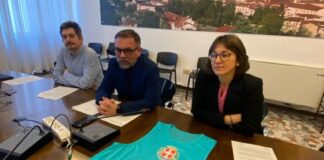 Volontari civici a Vicenza, c’è sempre posto per nuovi iscritti. Si farà servizio anche in Questura per i passaporti Da sinistra, gli assessori Nicolai, Tosetto e Baldinato presentano il registro dei volontari