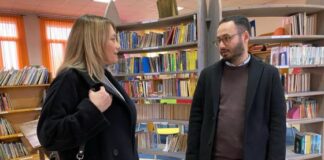 Scuola primaria di Polegge più sicura con nuove porte d’ingresso e nuovi serramenti della biblioteca La dirigente dell'Istituto comprensivo 8 Coccarielli e l'assessore Selmo