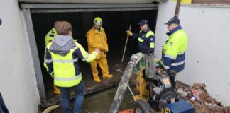 Emergenza maltempo, si svuotano cantine e garage. Chiusi ancora i parchi per verifiche Emergenza maltempo, parte l'attività di svuotamento degli interrati