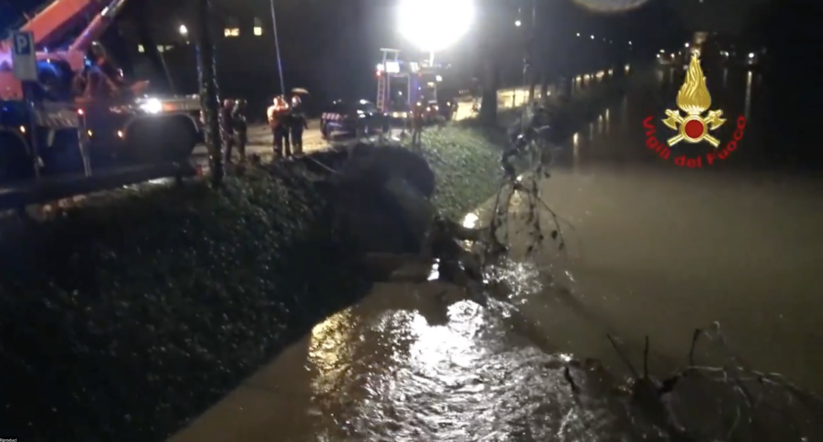 maltempo vicenza febbraio 2024 retrone fiume albero vigili del fuoco