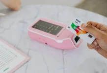 Consumo, Il Sole 24 Ore fotografa le abitudini della Gen Z: “Traina l’acquisto da smartphone” pagamento digitale consumo