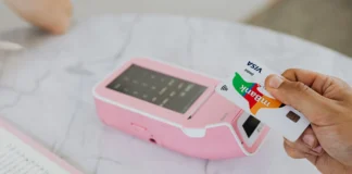 Consumo, Il Sole 24 Ore fotografa le abitudini della Gen Z: “Traina l’acquisto da smartphone” pagamento digitale consumo