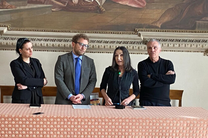 La presentazione della nuova direzione artistica del Teatro Olimpico. Da sinistra, l'assessore Fantin, il sindaco Possamai, Ermanna Montanari e Marco Martinelli