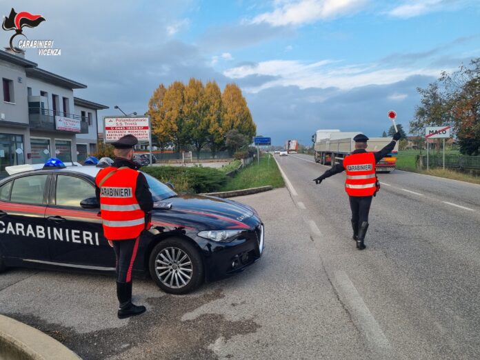 radiomobile con logo I Carabinieri di Schio fermano tre persone per tasso alcolemico troppo alto