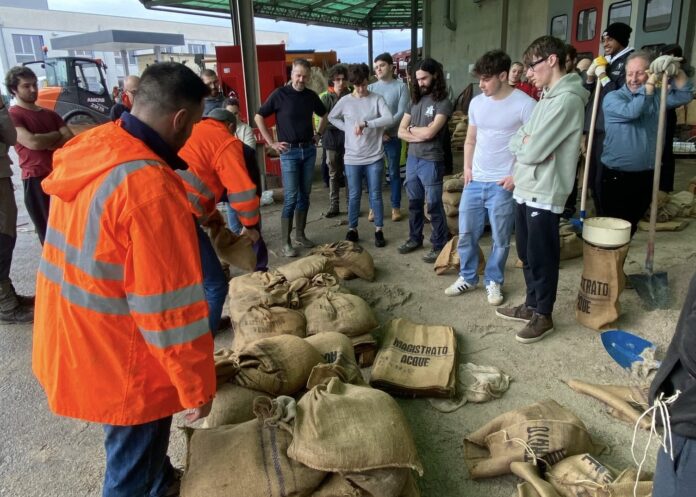 Durante l'alluvione, un centinaio di volontari hanno contribuito alla produzione di sacchi di sabbia per arginare l' acqua.