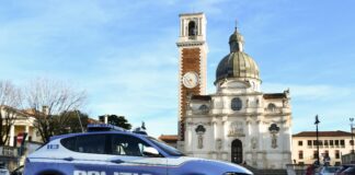 Minaccia clienti di un bar di Vicenza con un bastone da passeggio: denunciato un 38enne Alfa Romeo Tonale Polizia di Vicenza rapinatori Furto di bicicletta fucile Non paga lavori in cantiere furto alcolici ferragosto spacciatore violenza a pubblico ufficiale divieto avvicinamento bastone