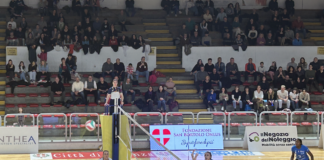 B1 femminile, il Vicenza Volley si prende i 3 punti con i “prospetti” dell’Imoco San Donà: al 3-1 finale pubblico in delirio. Aggiornamento: secondo posto! Attacco vincente del Vicenza Volley contro il Cortina Express Imoco San Donà (foto ViPiu.it)