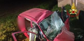 Auto fuori strada a Pordenone, salvato ragazzo incastrato tra lamiere