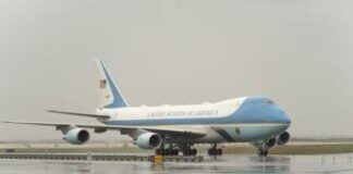 “Basta rubare dall’Air Force One”: la mail della Casa Bianca che imbarazza i giornalisti
