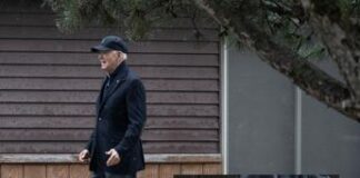Biden e le ‘super scarpe’ per non cadere, le sneakers del presidente
