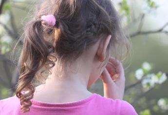 Bimba di Roma si sente male su aereo per Thailandia: “Deve essere operata”. Famiglia vuole riportarla in Italia