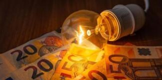 Bollette della luce giù del 19,8% nel secondo trimestre