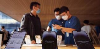 Cina, il mercato degli smartphone crolla del 30 per cento