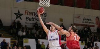 Basket B maschile: col nuovo coach una Civitus Allianz Vicenza strabiliante annichilisce 98-81 l’Andrea Costa Imola con un netto Civitus Allianz Vicenza in azione contro l'Andrea Costa Imola