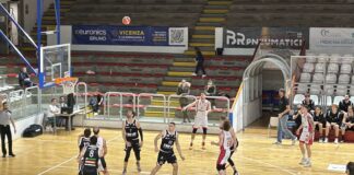 Basket B maschile: la Civitus Allianz Vicenza quasi raggiunge la Rucker San Vendemiano ma poi cede 78-96 a chi è più forte. Aggiornamento Civitus Allianz Vicenza va a segno da 3 con la Rucker (foto ViPiu.it)