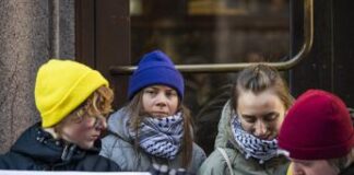 Clima, Greta Thunberg protesta davanti parlamento svedese: “Più giustizia climatica”