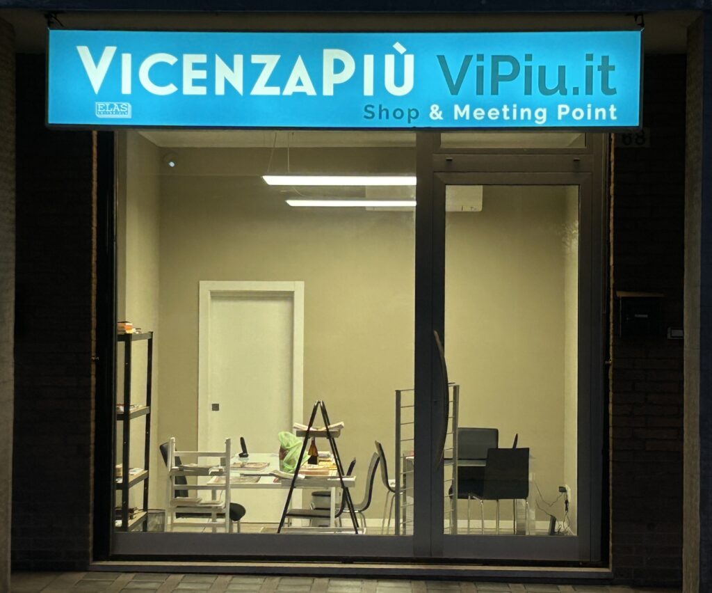 Contrà Vittorio Veneto, n. 68, lo shop & meeting point di VicenzaPiù Viva e di ViPiu