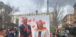 Corteo Roma, foto Netanyahu-Meloni con mani insanguinate