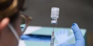 Covid, allarme Oms: “Scesa copertura vaccinale sanitari e over 60, nuova dose dopo 12 mesi”