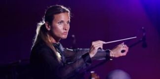 Criticarono Beatrice Venezi, sospesi tre orchestrali: faranno causa
