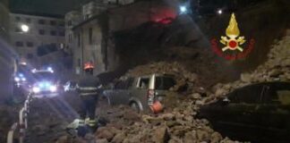 Crolla muro di tufo a Trastevere, auto sotto le macerie – Foto
