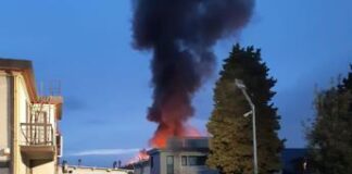 Enorme incendio a Scandicci, in fiamme edificio industriale. Il sindaco: “Tenete le finestre chiuse”