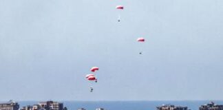 Gaza, 18 morti per raggiungere gli aiuti: 12 sono affogati. Hamas: “Basta lanci dal cielo”