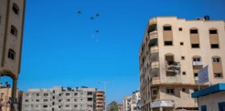 Gaza, schiacciati dai pacchi di aiuti lanciati con il paracadute: 5 morti