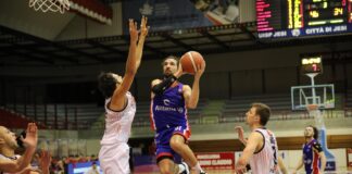 Basket B maschile, la Civitus Allianz Vicenza cede a Jesi 78-62. Bisceglie si avvicina: si complicano le prospettive per i playout General Contractor Jesi - Civitus Allianz Vicenza, un'azione di gioco