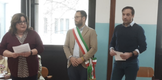Giornata della cura delle persone e del pianeta, l’assessore Selmo all’iniziativa dell’istituto comprensivo 2 di Vicenza Giornata della cura delle persone e del pianeta, l’assessore Selmo tra il dirigente Alfonso Sforza e la docente Margherita Carrera dell'Istituto comprensivo 2 di Vicenza