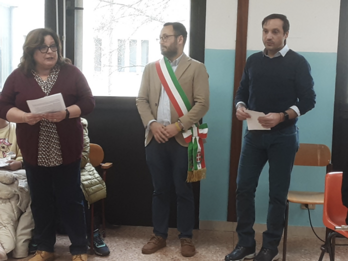 Giornata della cura delle persone e del pianeta, l’assessore Selmo tra il dirigente Alfonso Sforza e la docente Margherita Carrera dell'Istituto comprensivo 2 di Vicenza