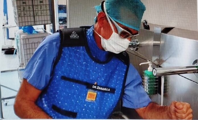 Il dr. Zaramella si prepara per un intervento e mentre lo esegue Il dr. Zaramella si prepara per un intervento e mentre lo esegue Donazione organi