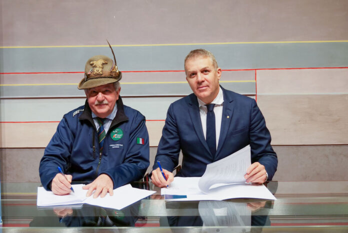 Il presidente di AA2024 Pinamonti e il presidente di Confcommercio Piccolo firmano la convenzione per l'Adunata