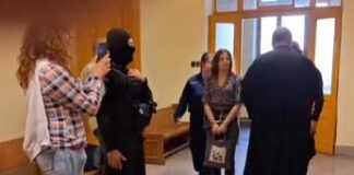 Ilaria Salis a processo a Budapest, entra in aula in catene – Video