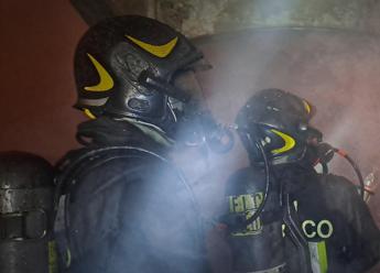Incendio in casa a Bologna, morti mamma e tre bimbi
