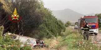 Incidente a Cagliari, auto si ribalta e prende fuoco: 38enne morto carbonizzato