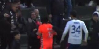 Insulti razzisti, portiere reagisce e viene espulso: la squadra se ne va