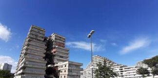 Insulti, sputi e cicche spente addosso a 23enne gay a Scampia: “20 minuti di terrore”