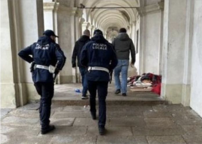 La polizia locale di Vicenza durante l'intervento a Monte Berico