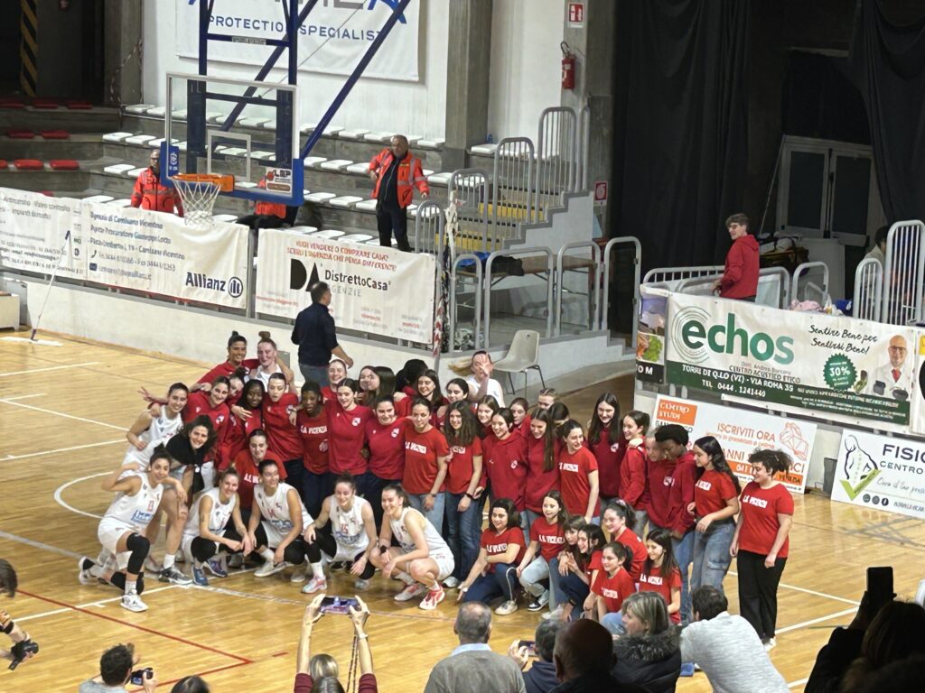 Le ragazze dell'As Vicenza festeggiano a fine partita con le loro beniamine sotto lo sguardo dei loro cari (foto VicenzaPiù)