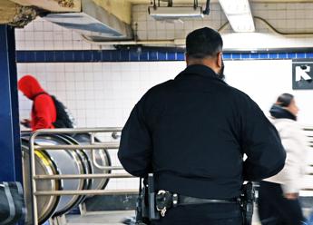 Litigano e la fidanzata ‘finisce’ sui binari della metro: le amputano entrambi i piedi