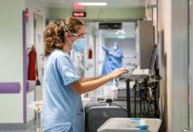 Lutto in Valsugana, muore a 56 anni la maestra Clara: da 8 mesi era in coma dopo un intervento estetico
